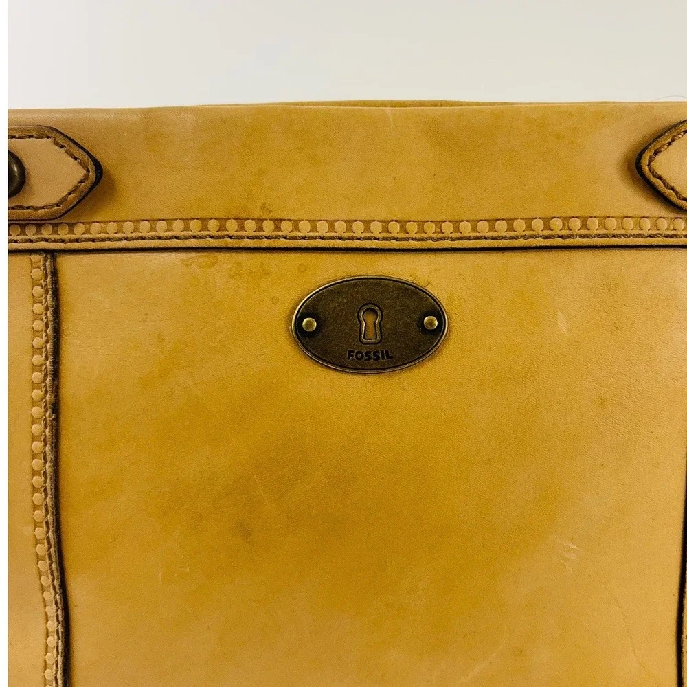 Fossil Tan Leather‎ Crossbody Bag Brass Hardware Turn Lock Key Charm Vtg. Style